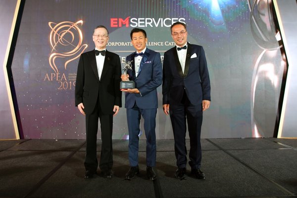Tony Khoo, CEO of EM Services receiving the APEA 2019 Singapore Corporate Excellence Award on behalf of the Company