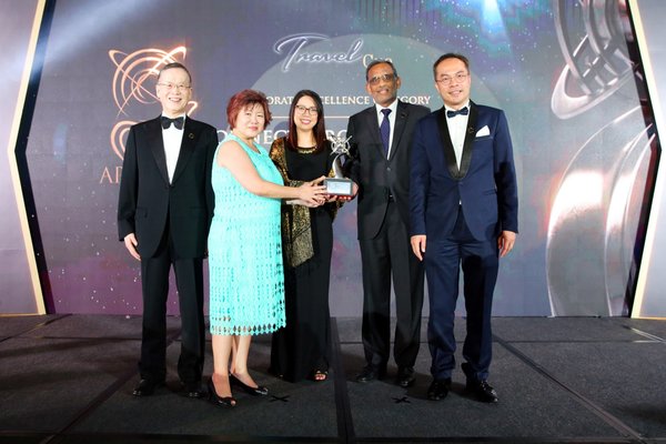Representatives of Connect Group receiving the APEA 2019 Singapore Corporate Excellence Award on behalf of the Company