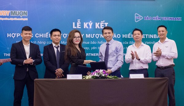 The signing ceremony of strategic partnership between VayMuon.vn and Vietinbank Insurance