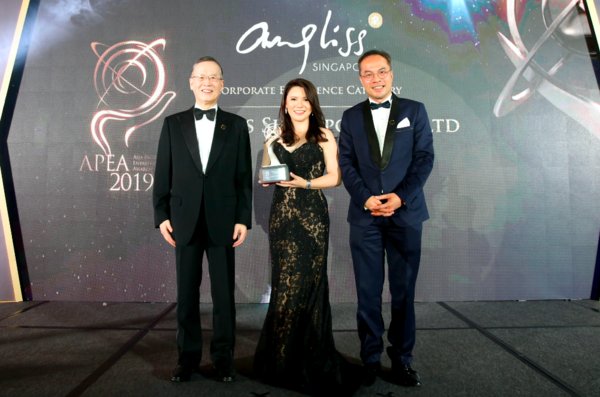 Angel Ding, Managing Director of Angliss Singapore receiving the APEA 2019 Corporate Excellence Award on behalf of the Company