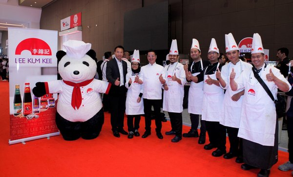Lee Kum Kee is committed to nurturing culinary talent worldwide. Mr. Francis Chan, Chief Sales and Marketing Officer of Lee Kum Kee (first from left) and Michelin-starred Chef Kwok-keung Chan (third from left) show support to the contestants of Salon Culinaire Chef Competition (lamb category) sponsored by Lee Kum Kee.