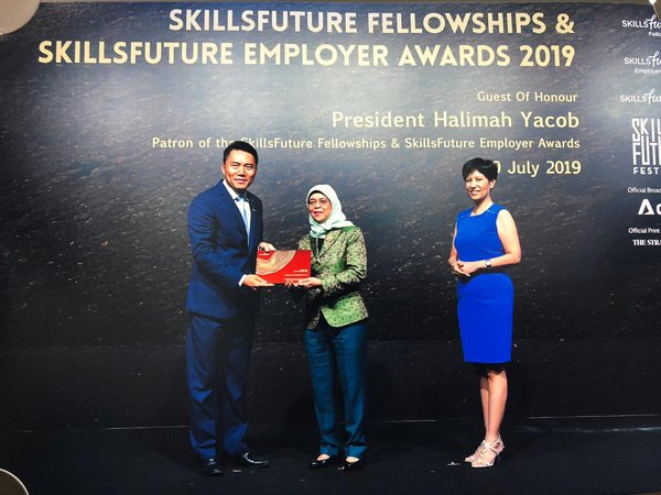Dr. Qiu Hai, Schindler Lifts Managing Director, receiving the SkillsFuture Employer Award from Mdm Halimah Yacob on behalf of Schindler Lifts Singapore Pte Ltd.