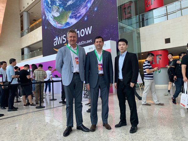 James Tsiolis Executive Chairman and CEO of Netlinkz (centre) at the AWS Summit Beijing with Netlinkz team to officially launch into the China market two Android and IOS SD WAN products with Joint Venture partner iSoftStone.