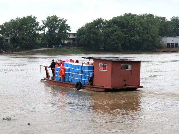 江西鹰潭洪灾中，壹基金救援物资由小船分装运往受灾地区。