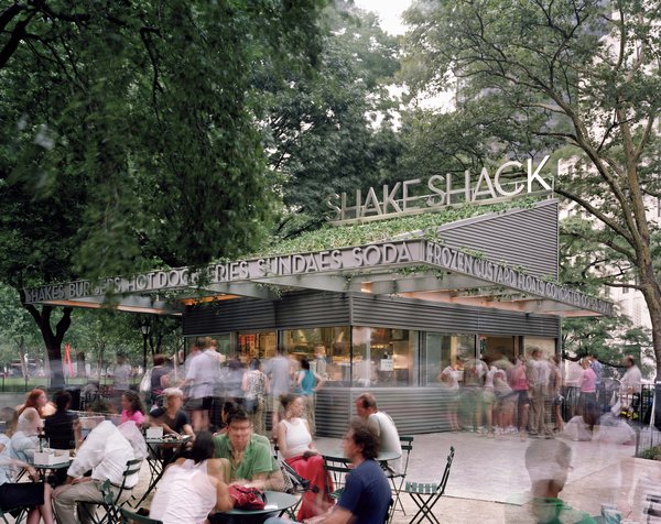 Shake Shack位于纽约麦迪逊广场花园中心的店铺，也是品牌首家门店