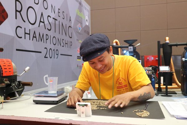 Sermy Samma analyzing green beans at the Indonesia Roasting Championship (IRC) 2019.