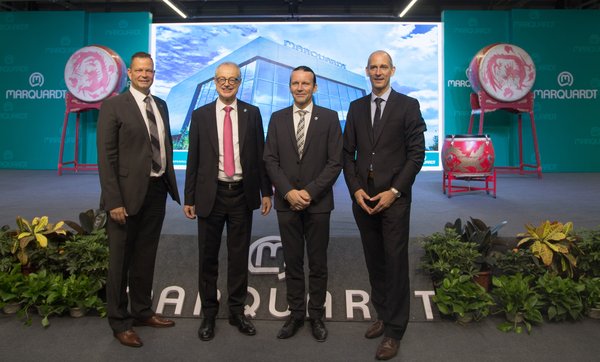 从左到右：Jochen Becker (COO), Dr. Harald Marquardt (CEO), Berthold Arends(威海工厂总经理), Dr. Claus Bischoff (CTO) 于新工厂开业典礼现场