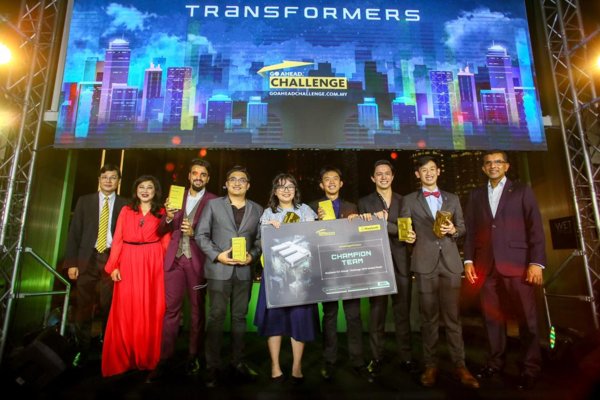 The Champion Team of the Maybank GO Ahead. Challenge 2019, Team Transformers celebrating their win with Maybank’s Daniel Wong Liang Yee, Group Chief Compliance Officer, Nora Abd Manaf, Group Chief Human Capital Officer and Mohd Suhail Amar Suresh, Group Chief Technology Officer