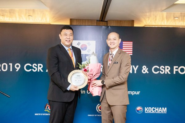 Left : Junu Lee, Head of Q CELLS Malaysia Factory Right : Y.B. DR. ONG KIAN MING, Deputy Minister of Ministry of International Trade and Industry
