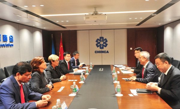Doreen Remmen与辛修明分别代表美国管理会计师协会（IMA）和中国对外承包工程商会 (CHINCA)郑重签署了合作备忘录。