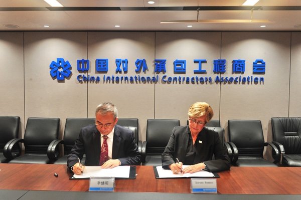 Doreen Remmen与辛修明分别代表美国管理会计师协会（IMA）和中国对外承包工程商会 (CHINCA)郑重签署了合作备忘录。