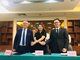泰国中国总商会常务副主席陈钿（左）、广西钦保投资集团副总经理邓希（中）、广西盈川国际贸易有限公司总经理简立（右）执行签约仪式。
