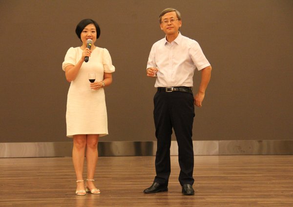 李锦记中国企业事务总监陈姝（左）与中国轻工业联合会副秘书长、中轻食品工业管理中心主任于学军在晚宴致辞