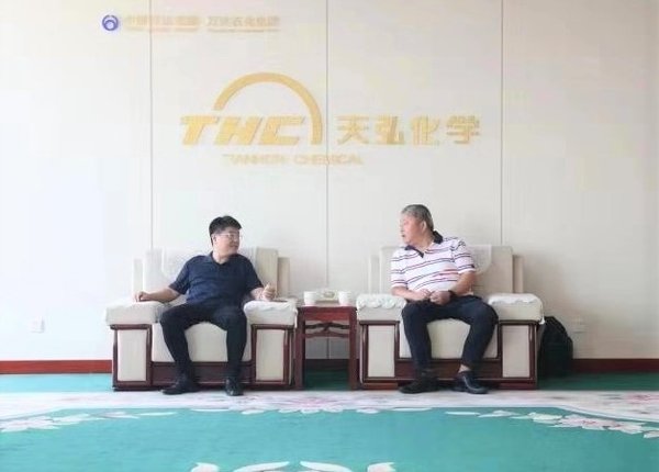 中国万达集团副总裁、万达石化集团董事长苟英群先生（左）和SGS中国区副总裁颜立新先生（右）