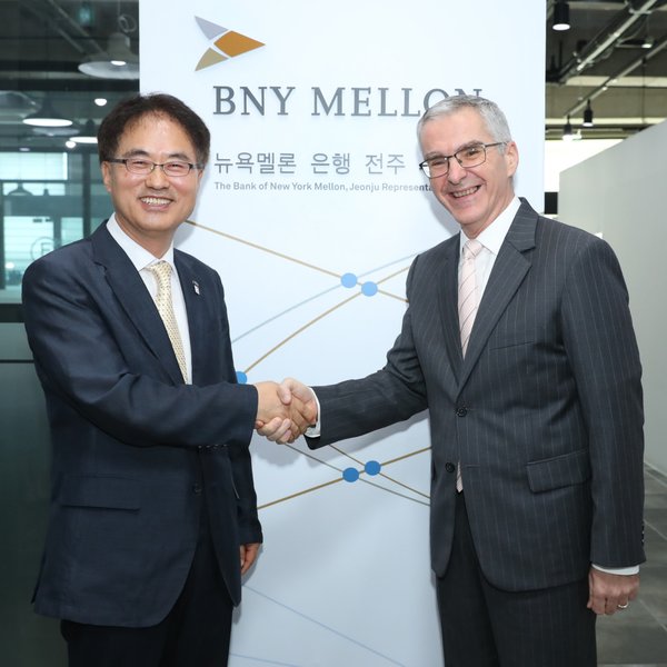 Choongoo Lee, Chief Executive Auditor, PhD, National Pension Service of Korea (Left) and Francis Braeckevelt, Head of Asia Pacific Operations, BNY Mellon (Right)