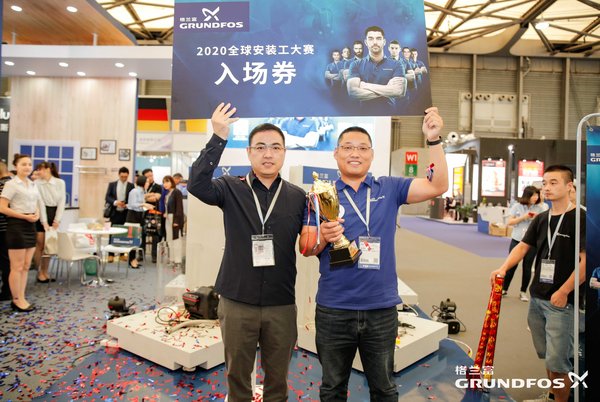格兰富民用建筑高级销售经理陈蛟（左）为中国区冠军崔振宇（右）颁发奖杯和2020全球“安装工”大赛入场券