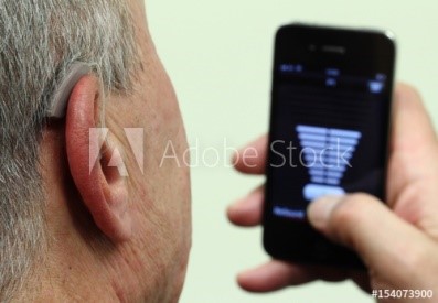 图2：具有小巧的外形和智能手机连接的下一代助听器