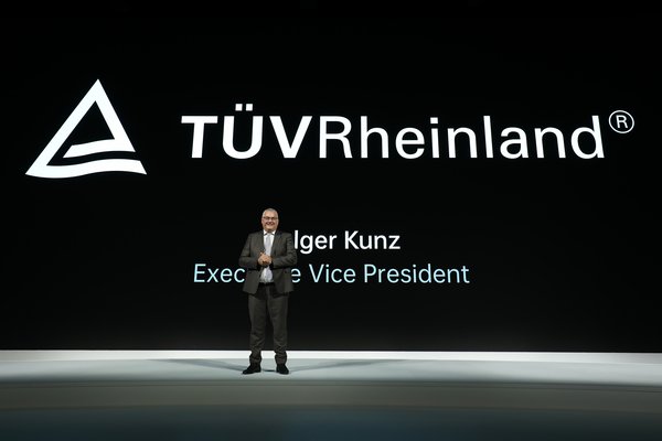TUV莱茵产品服务全球执行副总裁温豪格（Holger Kunz）先生受邀出席发布会并发言