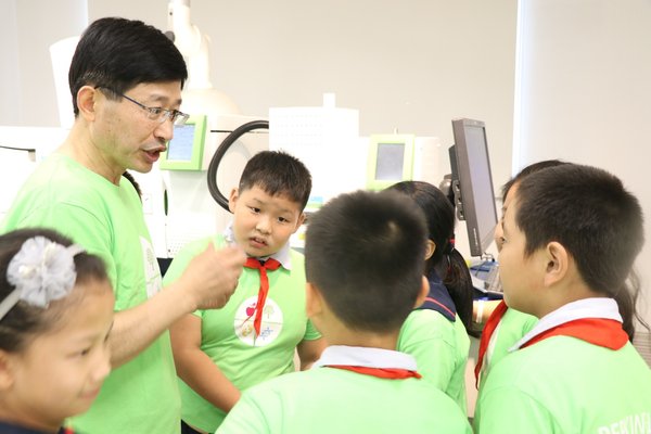 珀金埃尔默中国区销售与服务副总裁兼总经理朱兵博士为孩子们介绍科学小知识