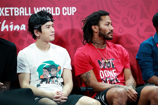 罗斯与张哲瀚一同观看国际篮联篮球世界杯总决赛