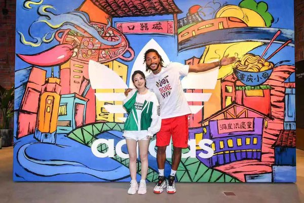 国际知名篮球巨星德里克-罗斯（Derrick Rose）与阿迪达斯重庆品牌中心开业活动当日首席体验官冯提莫女士