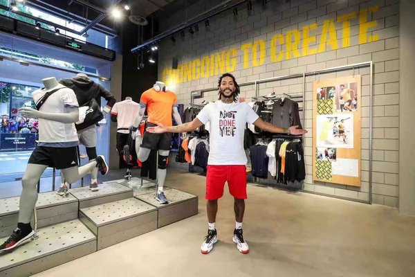 国际知名篮球巨星德里克-罗斯（Derrick Rose）于阿迪达斯重庆品牌中心