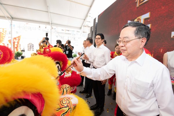 恒隆管理層在動土儀式上為醒獅點睛，慶祝恒隆地產於內地第11個大型商業項目「恒隆廣場-杭州」正式啟動。