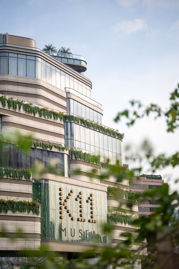 NWD integrates sustainability into all stages of property development. The latest illustration of this is K11 MUSEA, the Group’s cultural-retail destination unveiled in Hong Kong in August 2019. It has achieved U.S. LEED Gold certification and completed the Hong Kong BEAM Plus provisional assessment, as well as launching a “sustainable tenancy pledge” to offer environmental assessments and cultural activities to the staff of K11 MUSEA's tenants.