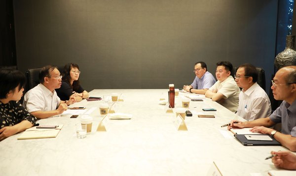 上海市租赁行业协会领导与仲利国际主管于会客室交流