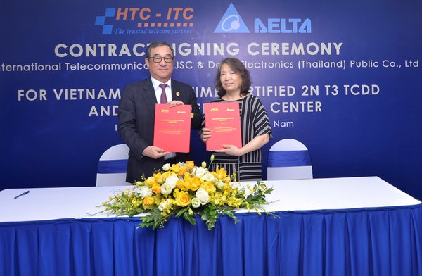 Ms. Trinh Minh Chau (right), Chairman of HTC-ITC, and Mr. Hsieh Shen-yen (left), President for South East Asia and India region of Delta, sign contract for Vietnam’s first Uptime certified 2N T3 and TCCF green data center