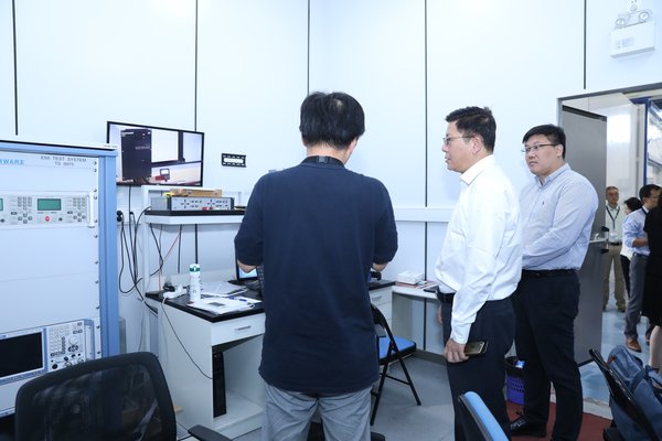 上海市药监局闻大翔局长一行参观TUV南德上海测试中心实验室