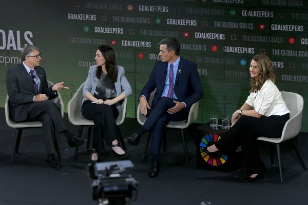 当地时间9月25日，比尔-盖茨、新西兰总理杰辛达-阿德恩、西班牙首相佩德罗-桑切斯与梅琳达-盖茨在2019年目标守卫者论坛