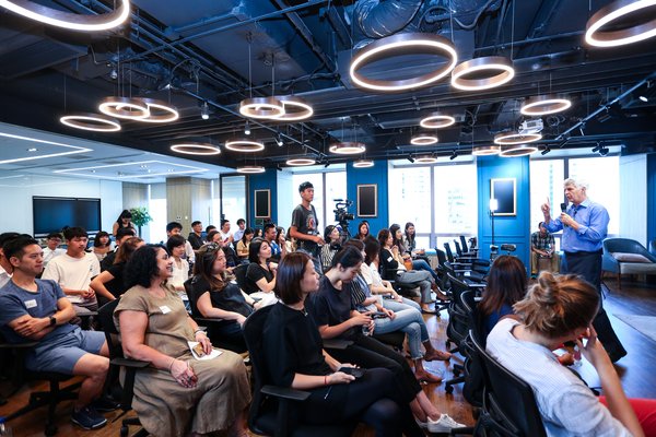 Bill Hoogterp addresses the audience at the RTG Speaker Series event in Shanghai, China.