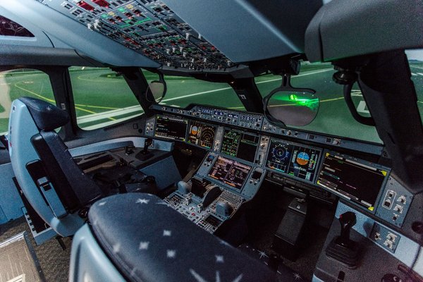 由香港民航處（HKCAD）和中國民航局（CAAC）認證的CAE 7000XR系列全動式模擬駕駛艙專為A330 及 A350 客機飛行訓練而設