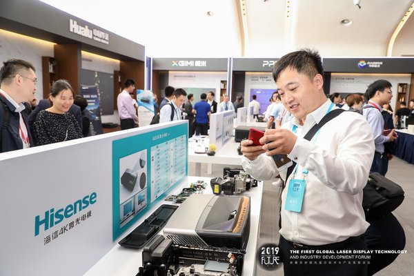 Exhibitors are visiting Hisense Exhibits.