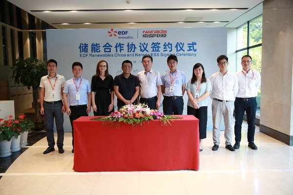 EDF Renewables China首席执行官田越（左四）和南都电源副董事长王岳能（右五）出席9月18日的签约仪式。