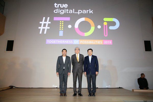 Dr. Somkid Jatusripitak, Deputy Prime Minister of Thailand (middle), Mr. Suphachai Chearavanont, Chief Executive Officer, Charoen Pokphand Group/ Chairman of the Board, True Corporation Plc. (right), and Mr. Thanasorn Jaidee President of True Digital Park (left)