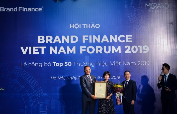 Viettel代表上台領取「越南最具價值品牌50強」牌匾