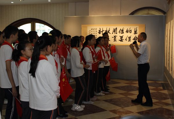 上海中小学生参观老战士胡铁生艺术特展