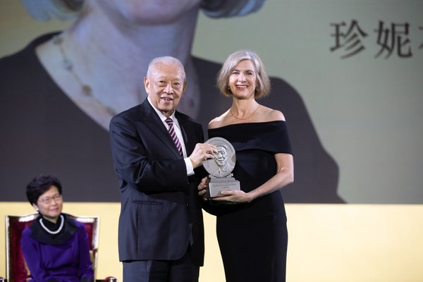 Mr Tung Chee-hwa presents the Welfare Betterment Prize to Dr Jennifer A. Doudna, co-inventor of CRISPR-Cas9.