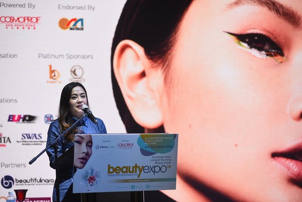 Puan Afriza Hani, Senior Director, Business Licensing Electronic Support System Representing YB Datuk Wira Dr. Mohd Hatta B.md Ramil Deputy Minister of Entrepreneur Development Malaysia delivered his speech at beautyexpo 2019