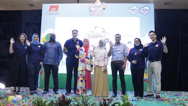 PZ Cussons Indonesia with, Nycta Gina, celebrities and mom-fluencer, Alfa Restu Mardhika, Child Psychologist, and Mattel Indonesia during the Cussons Kids relaunch procession at Cussons Bintang Kecil 8 Kick-Off event, at Curacao Room, Kota Kasablanka on Tuesday (8/10).