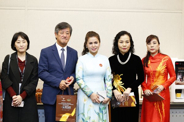 Madame Le Hoang Diep Thao – CEO of King Coffee and Mr. Lee Yong Kwan – President of Busan Film Festival, Dr. Ngo Phuong Lan – Head of VFDA (2nd and 4th from the left) in the official introduction of VFDA