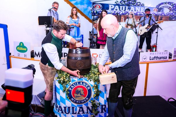 酿酒师沃夫冈（Wolfgang）与饭店总经理庞博思开启2019年第一桶十月鲜酿啤酒