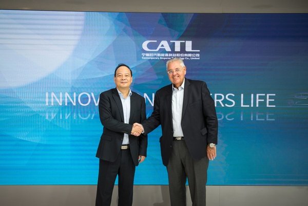 Left: CATL Founder and CEO Dr. Robin Zeng; Right: VWCO President and CEO Antonio Roberto Cortes