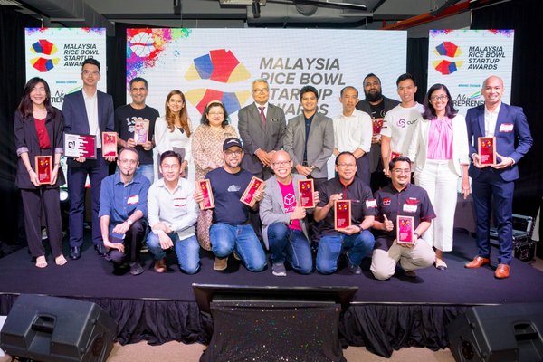 Malaysia Rice Bowl Startup Awards Winners 2019 with YB Datuk Seri Mohd Redzuan Yusof, Minister of Entrepreneurs Development (MED) at the national leg of the ASEAN Rice Bowl Startup Awards 2019