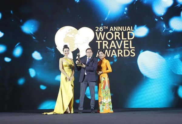Director of Van Don International Airport in Vietnam received the award at WTA Asia & Oceania 2019