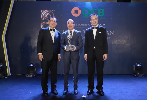 Mr. Trinh Van Tuan - Chairman of the Directors Board received the award (at the middle)