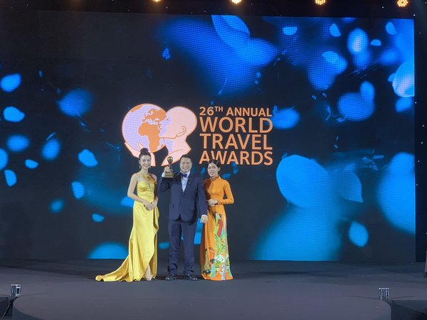 Director of Sun World Fansipan Legend received the award at WTA Asia & Oceania 2019