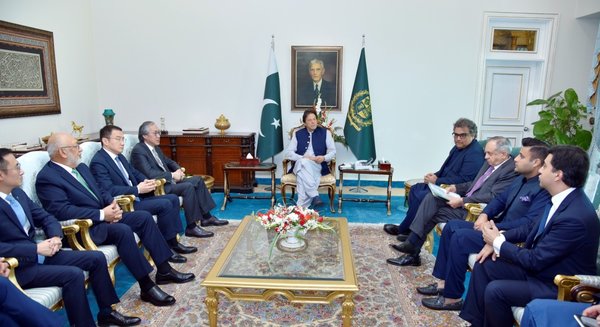 巴基斯坦总理伊姆兰‧汗 (中) 在总理府会见和记港口集团董事总经理叶承智 (左四)。